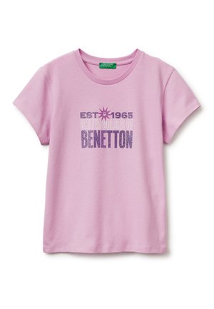 Camiseta de manga corta color lila claro con cuello redondo y texto "EST 1965 UNITED COLORS OF BENETTON" junto con un gráfico de estrella en el frente.
