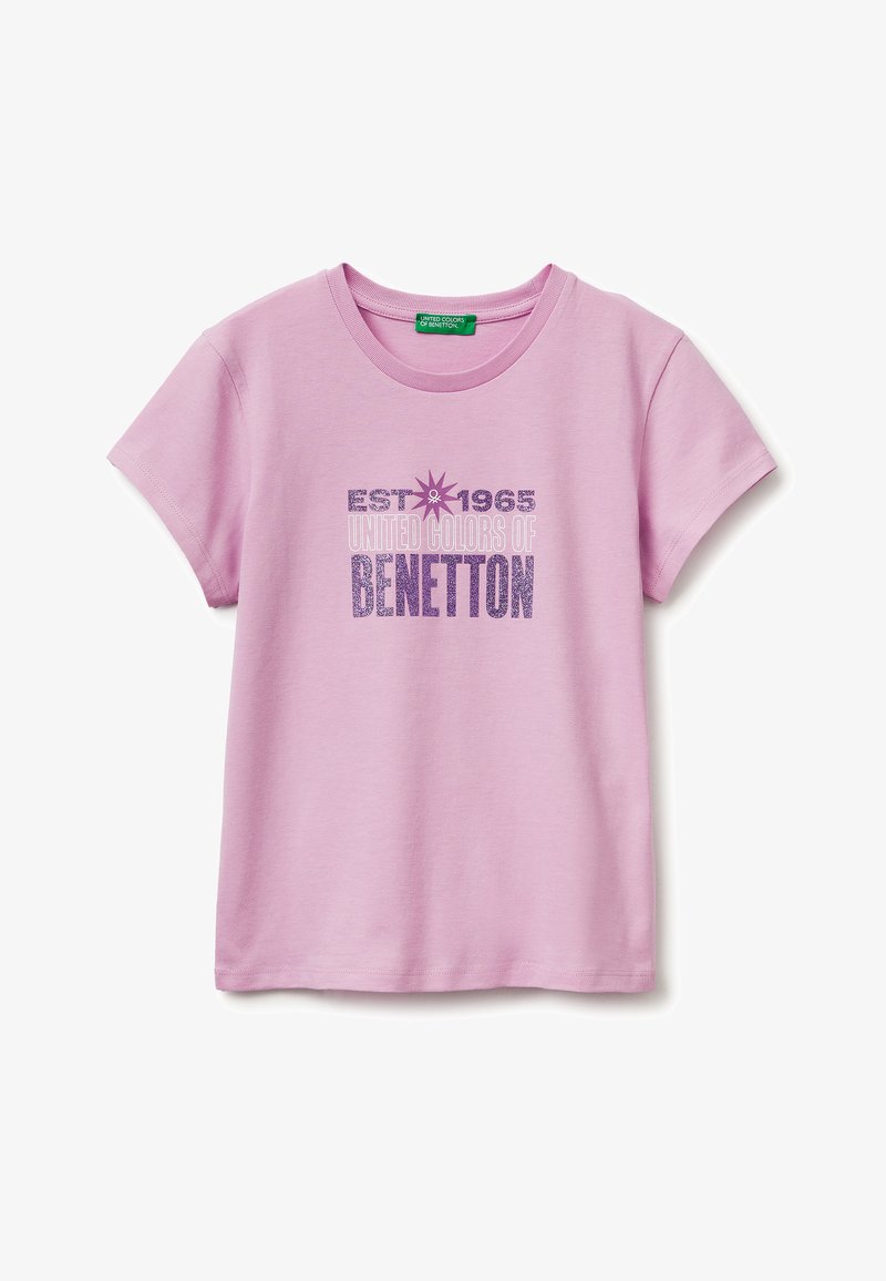 Světlofialové tričko s krátkými rukávy a kulatým výstřihem, na přední straně s nápisem "EST 1965 UNITED COLORS OF BENETTON" a hvězdou.