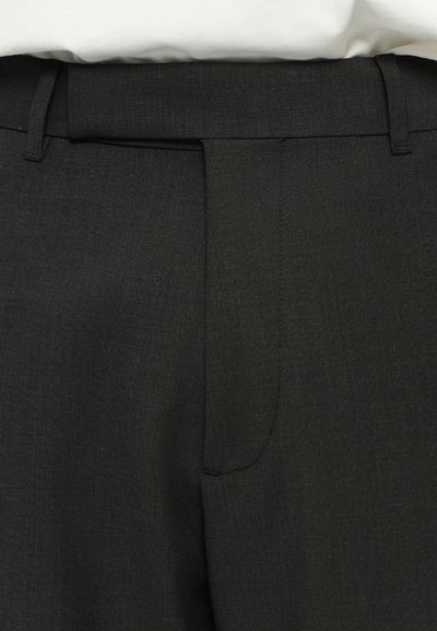 Pantaloni grigi scuri realizzati in tessuto testurizzato, con frontale piatto, passanti per la cintura e chiusura con zip nascosta per un look elegante.