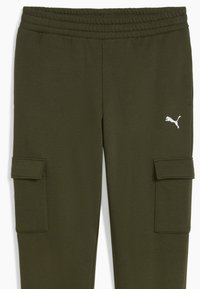 Zelené tepláky vyrobené z mäkkej tkaniny, s elastickým pásom, bočnými cargo vreckami a bielym logom Puma na dolnej časti nohy.