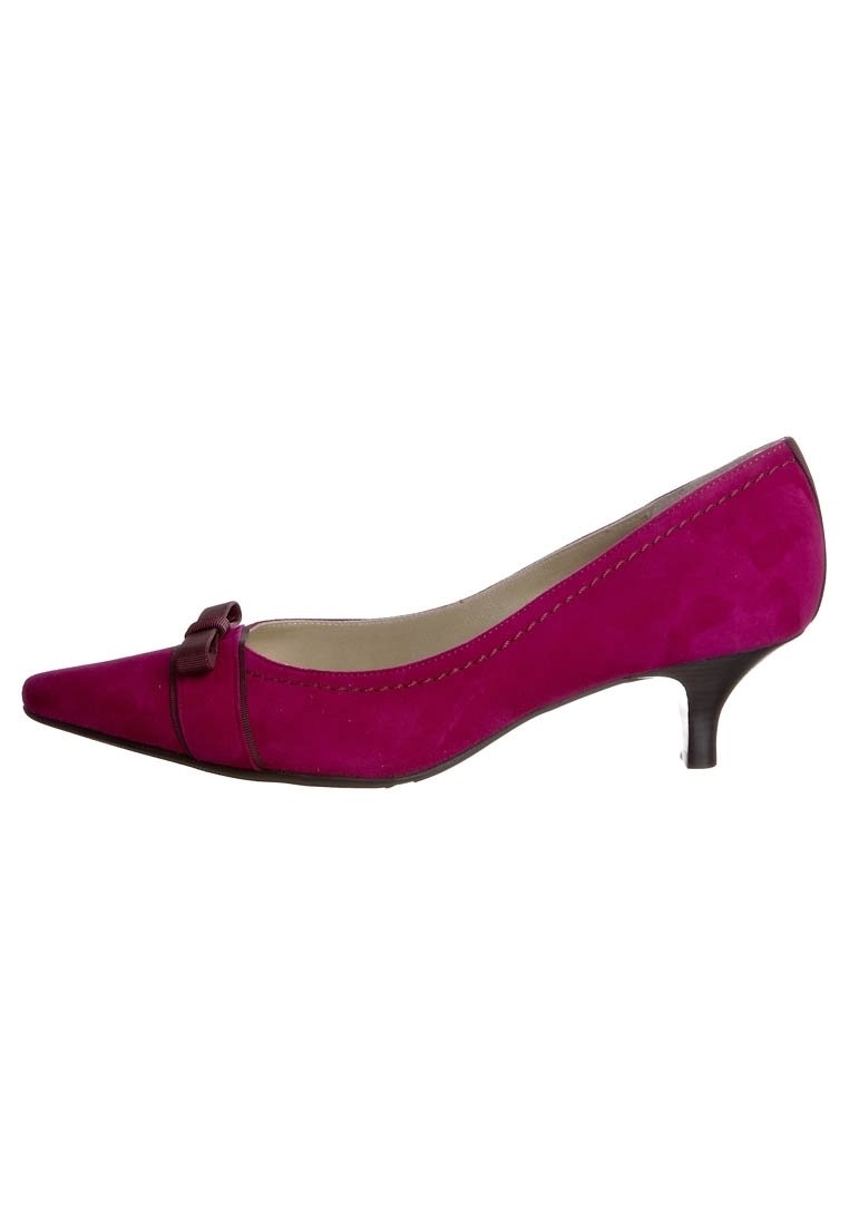 Pump in suede fucsia con punta affusolata, dettaglio decorativo in nastro nella parte anteriore e tacco piccolo e affusolato. Texture liscia e accenti cuciti.