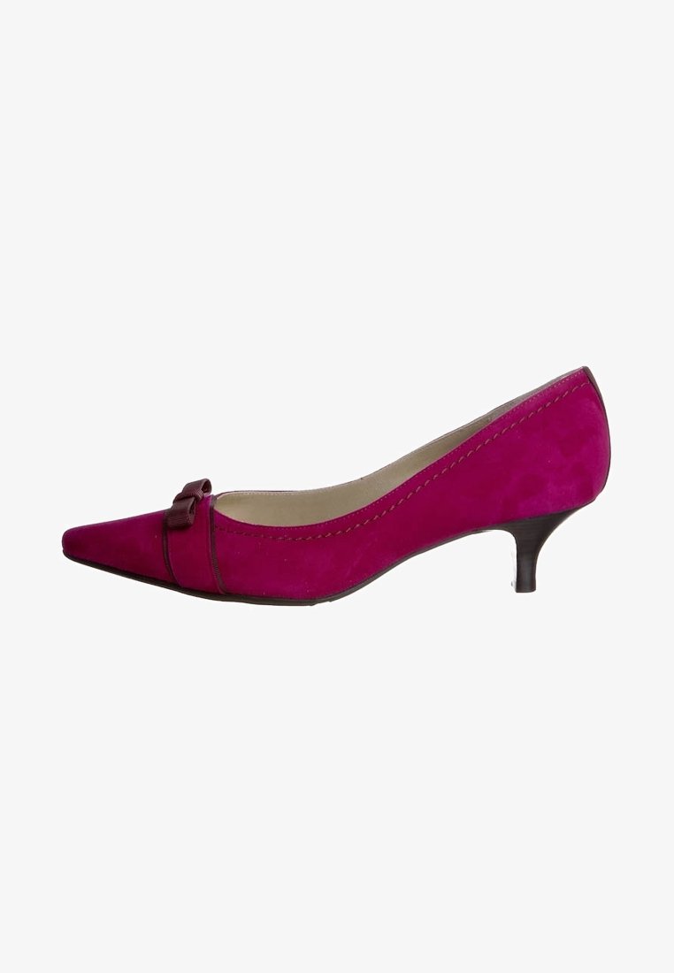 Pump in suede fucsia con punta affusolata, dettaglio decorativo in nastro nella parte anteriore e tacco piccolo e affusolato. Texture liscia e accenti cuciti.
