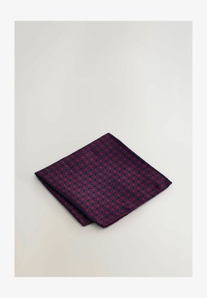 Granatowa poszetka z geometrycznym wzorem w odcieniach czerwieni i różu, starannie złożona. Materiał wygląda na gładki i lekki.