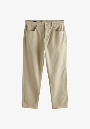 Beżowe spodnie o prostym kroju z guzikami z przodu, zamkiem błyskawicznym, szlufkami na pasek i pięcioma kieszeniami, leżące na białym tle.