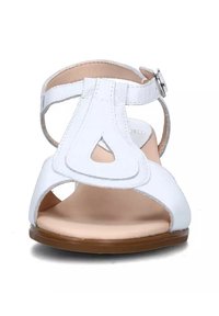 Sandalo bianco in pelle con design a ritagli e cinturino alla caviglia regolabile. Fodera interna liscia e suola in gomma marrone offrono comfort e supporto.