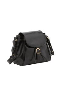 Borsa a tracolla in pelle nera con chiusura a pattina, tracolla regolabile, hardware in tonalità oro e forma rotonda. Presenta dettagli di cucitura e pieghe laterali.