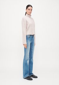 ONLY Tall ONLWAUW MID WAIST - Kavbojke na trapez - medium blue denim