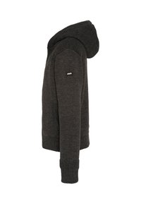 Grafitowo-szara bluza z kapturem o teksturowanym splocie, z prążkowanymi mankietami i dolnym wykończeniem. Na lewej rękawie znajduje się mała naszywka z logo.
