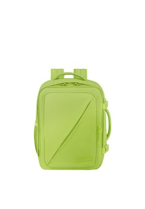 Zaino quadrato verde lime con tasca frontale con cerniera, maniglie superiori e laterali, e spallacci regolabili su sfondo bianco.