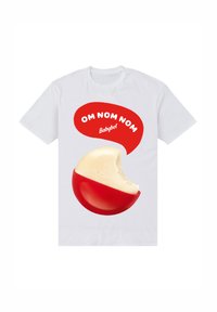 Vit t-shirt med en grafik av en röd Babybel-osthjul med ett bett taget, med texten "OM NOM NOM Babybel" i fet vit text.