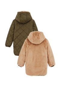 Parka acolchada verde oliva con capucha, que presenta un patrón de diamantes; la parte trasera muestra un suave tejido de piel sintética en un tono beis con capucha.