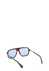 Occhiali da sole in tartaruga marrone con lenti blu, forma rettangolare, dettagli in metallo e astine marroni scure con punte blu.