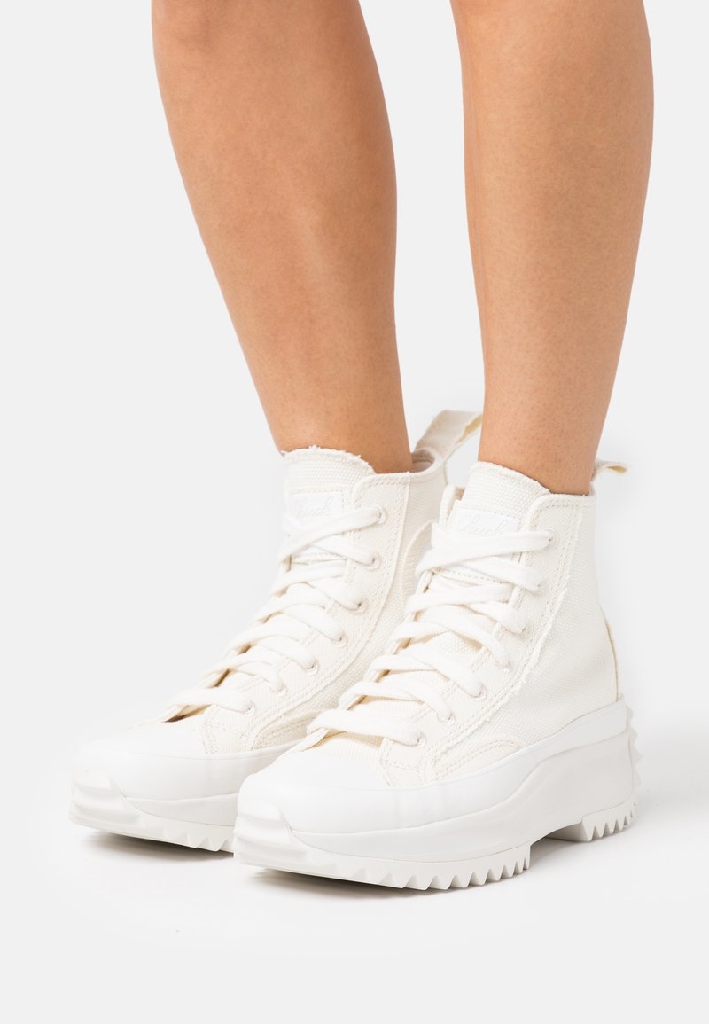 Vita högskurna sneakers i canvas, med en strukturerad yta, rund tå och en tjock, räfflad gummisula.