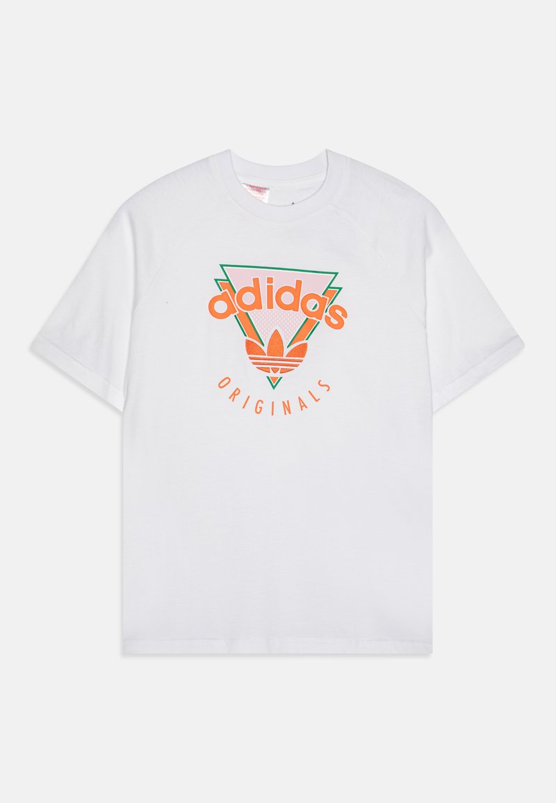 T-shirt en coton blanc avec un design géométrique multicolore, portant le logo "adidas" et le texte "ORIGINALS" en accents orange et vert.