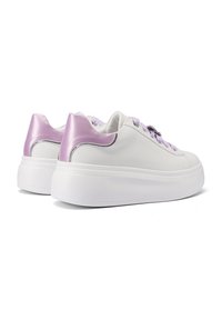 Sneakers bianchi in pelle con accenti lucidi di un leggero viola, suola piatta bianca e lacci in tessuto. Punta arrotondata e dettaglio del colletto imbottito.