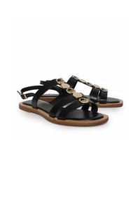 Zwarte leren sandalen met meerdere banden en ronde gouden accenten aan de voorkant, een bruine houten zool en een verstelbare enkelband.