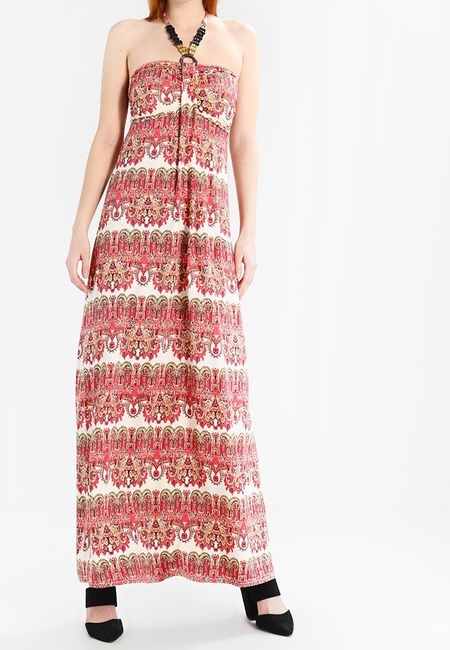Robe maxi sans bretelles en crème avec un motif floral rouge et or ; présente une taille froncée et un détail de collier noir ; tissu lisse.