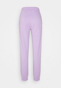 Lila sweatpants med elastisk midja, smalnande muddar och en mjuk textur, designade för komfort och avslappnad användning.