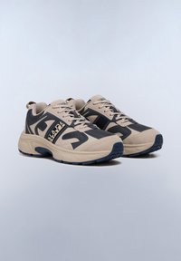 Kengät beige ja tummansininen, joissa on verkkopäällinen, teksturoituja yksityiskohtia, pehmustettu nilkkapanta ja kumipohja. Sivussa ja nauhoissa on logo.