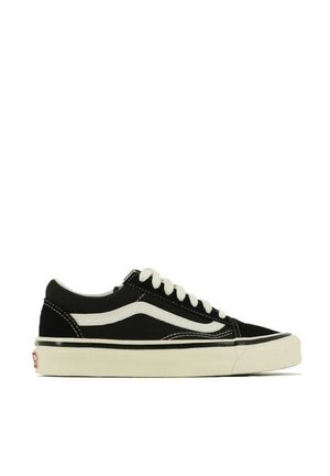Schwarzer Canvas-Sneaker im Low-Top-Stil mit weißen Schnürsenkeln und markantem weißen Seitenstreifen. Verfügt über kontrastierende Nähte und eine cremefarbene Gummisohle.