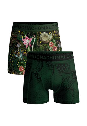 Dva páry zelených boxeriek s čiernymi pásmi v páse označenými nápisom "MUCHACHOMALO", zdobené kvetinovými a geometrickými vzormi.