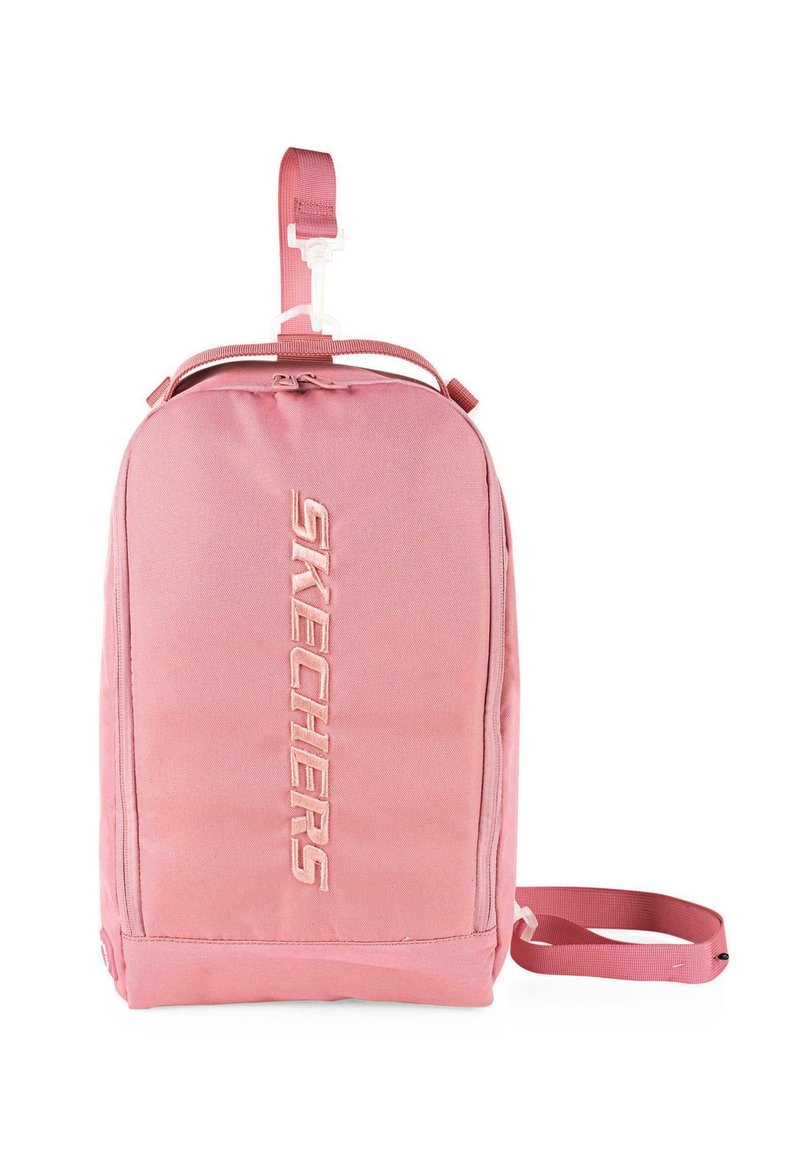 Mochila sintética rosa con correa de hombro ajustable, asa en la parte superior y logo "SKECHERS" en relieve. Presenta una textura suave y forma rectangular.