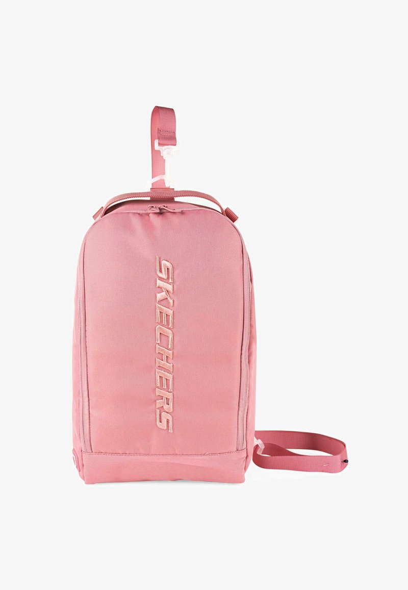 Mochila sintética rosa con correa de hombro ajustable, asa en la parte superior y logo "SKECHERS" en relieve. Presenta una textura suave y forma rectangular.