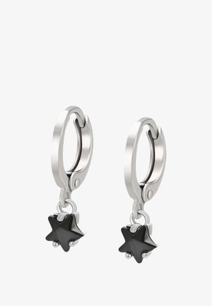 Orecchini a cerchio argentati con piccoli ciondoli a forma di stella nera pendenti da ogni cerchio, su uno sfondo bianco.