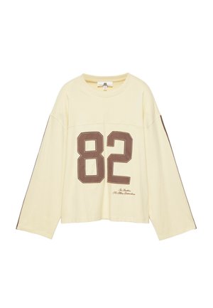 PULL&BEAR, LONG-SLEEVED T-SHIRT WITH NUMBER  - T-SHIRT - T-shirt à manches longues - yellow