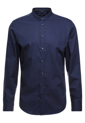 Camicia a maniche lunghe blu navy con colletto alla cinese, chiusura frontale con bottoni e un tessuto liscio e strutturato.