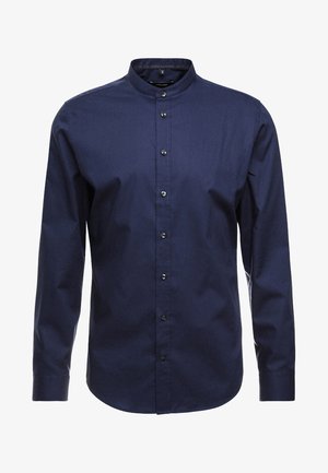 Granatowa koszula z długim rękawem, z kołnierzykiem mandarynkowym, z przodem na guziki i gładkim, teksturowanym materiałem.