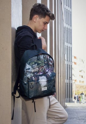 Karactermania SUPERHEROES MARVEL DC HIGH SCHOOL - Skoletasker - Avengers multi-coloured