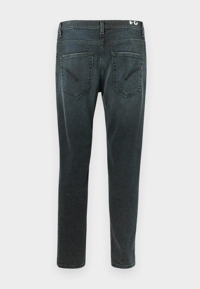 Jeans de mezclilla gris oscuro con un diseño ajustado, piernas rectas, dos bolsillos traseros con costuras de yugo anguladas y una cinturilla estándar.