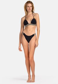 Czarny bikini o teksturowanym wykończeniu, z trójkątnym topem i niskimi majtkami. Udekorowane poziomymi beżowymi i oliwkowymi paskami.