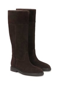 Botas de ante marrón hasta la rodilla con una textura suave, punta cuadrada y un detalle de costura mínimo. Diseño acampanado con un tacón bajo y apilado.