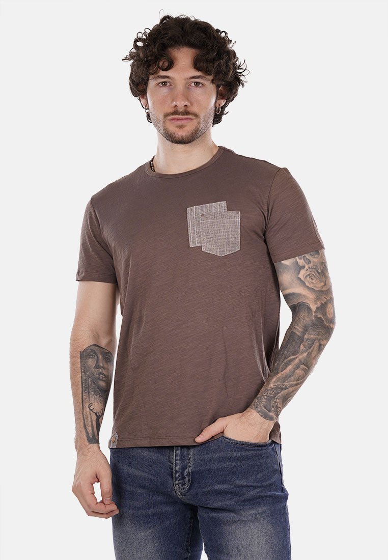 T-shirt marrone a maniche corte con tasca testurizzata di una tonalità più chiara. Realizzato in materiale morbido, presenta una vestibilità comoda e scollo rotondo.