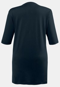 T-shirt blu navy scuro a maniche corte, realizzato in tessuto morbido, con scollatura rotonda e un taglio largo e dritto. Vista posteriore mostrata.