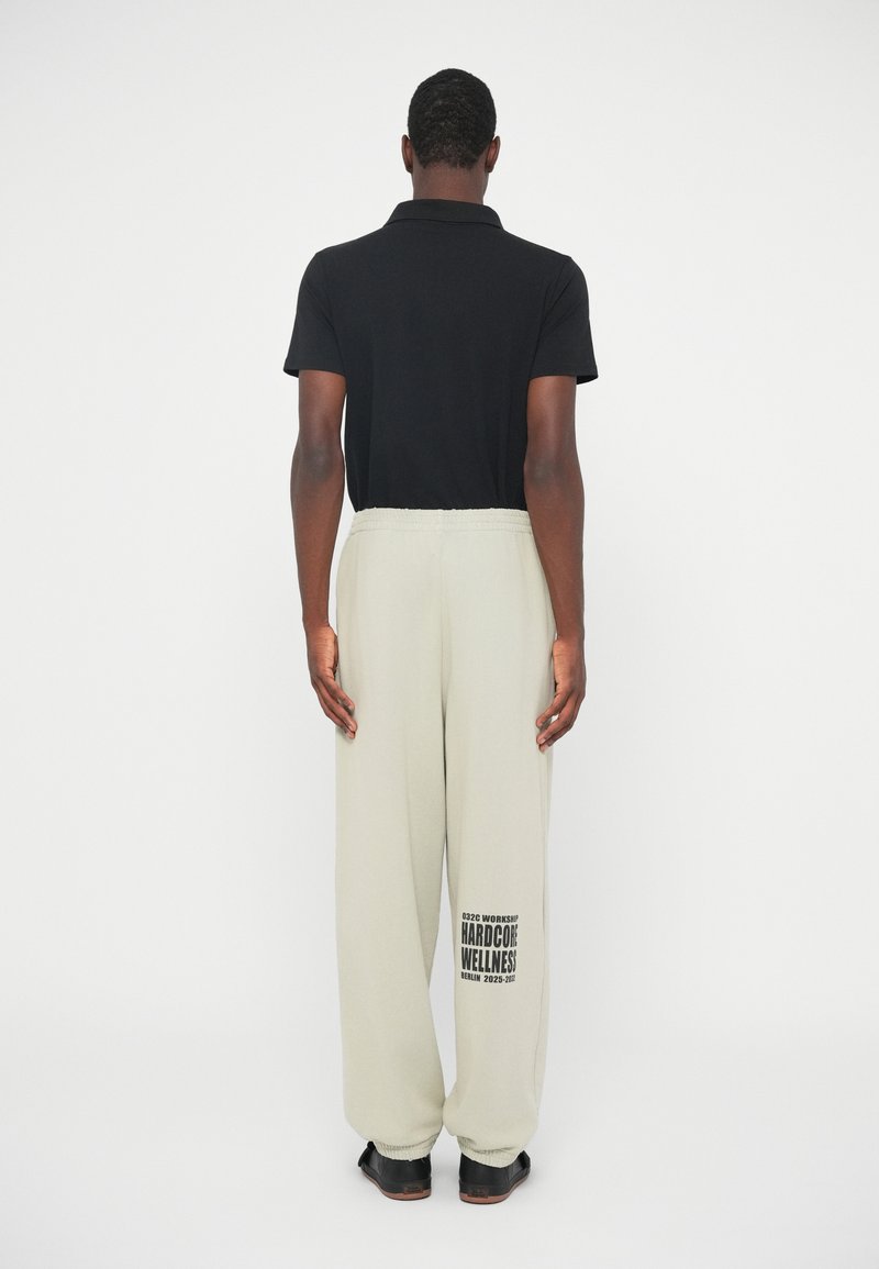 032c HARDCORE WELLNESS UNISEX jasnoszary