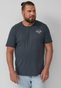 Dunkelgraues Kurzarm-T-Shirt mit Rundhalsausschnitt, das ein kleines weißes Logo auf der linken Brustseite trägt. Hergestellt aus weichem, strukturiertem Stoff.