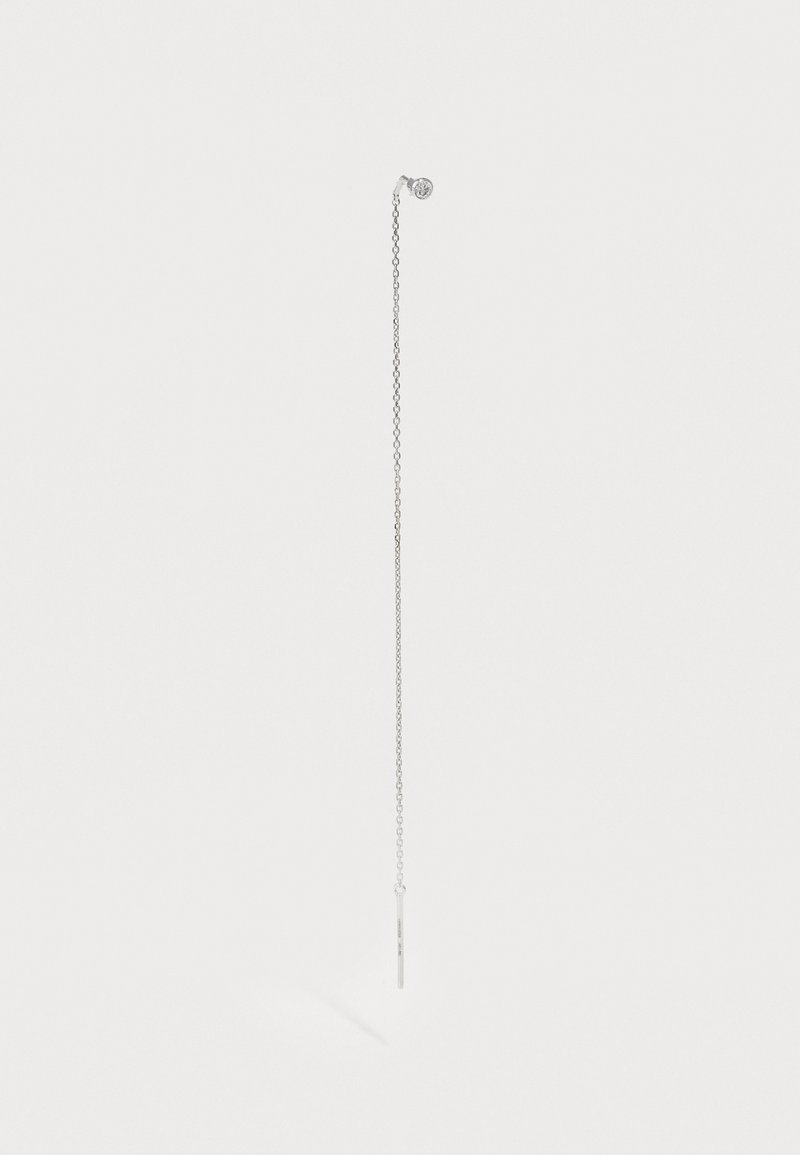 Cercei din argint cu un design subțire, având un mic buton circular și un drop lung și subțire. Textură netedă, stil minimalist.