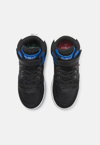 Zapatillas altas negras con materiales de cuero y malla, que presentan acentos en azul y rojo, lengüetas texturizadas y suelas de goma blanca.