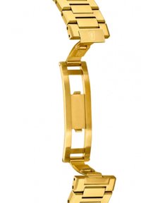 Guld metalurarmbånd med segmenteret design og børstet tekstur. Det har en buet lås og er glat med polerede accenter.