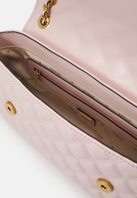 Guess GIULLY - Rankinė - light rose
