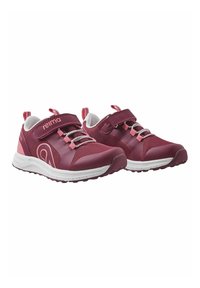 Bordowe buty sportowe z siateczkową cholewką, elastycznymi sznurowadłami, paskiem na rzep i białą gumową podeszwą. Posiadają różowe akcenty i logo po boku.