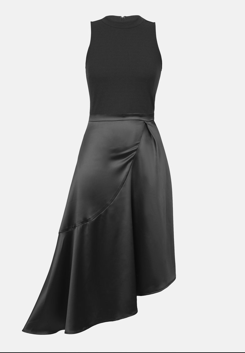 Mouwloze zwarte jurk met hoge halslijn en asymmetrische satijnen rok die diagonaal valt, wat een vloeiend effect creëert.