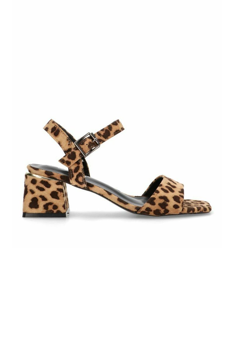 Sandalias de tacón de estampado de leopardo con textura de ante, punta abierta, correa ajustable en el tobillo y tacón cuadrado. Presenta una suela negra y hebilla.