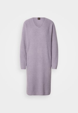 Kootud pika varrukaga kleit helesinises lavendlis, V-kaeluse, laia lõike ja soonikkoesega. Ulatub keskmise säärteni.