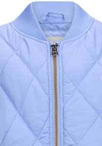 Giacca bomber trapuntata blu chiaro con colletto a coste, dotata di una zip dorata e un motivo di cucitura a forma di diamante.