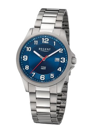 Montre-bracelet Regent avec cadran bleu, bracelet en métal argenté, chiffres blancs, aiguille des secondes rouge, affichage de la date, marquée "Titan 10BAR" et affichant 02:10:36.