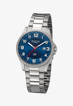 Montre-bracelet Regent avec cadran bleu, bracelet en métal argenté, chiffres blancs, aiguille des secondes rouge, affichage de la date, marquée "Titan 10BAR" et affichant 02:10:36.
